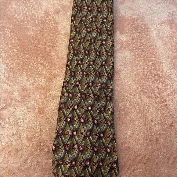 Alexander Julian Diamond Pattern Tie in Gold and Red - Picture 3 of 8